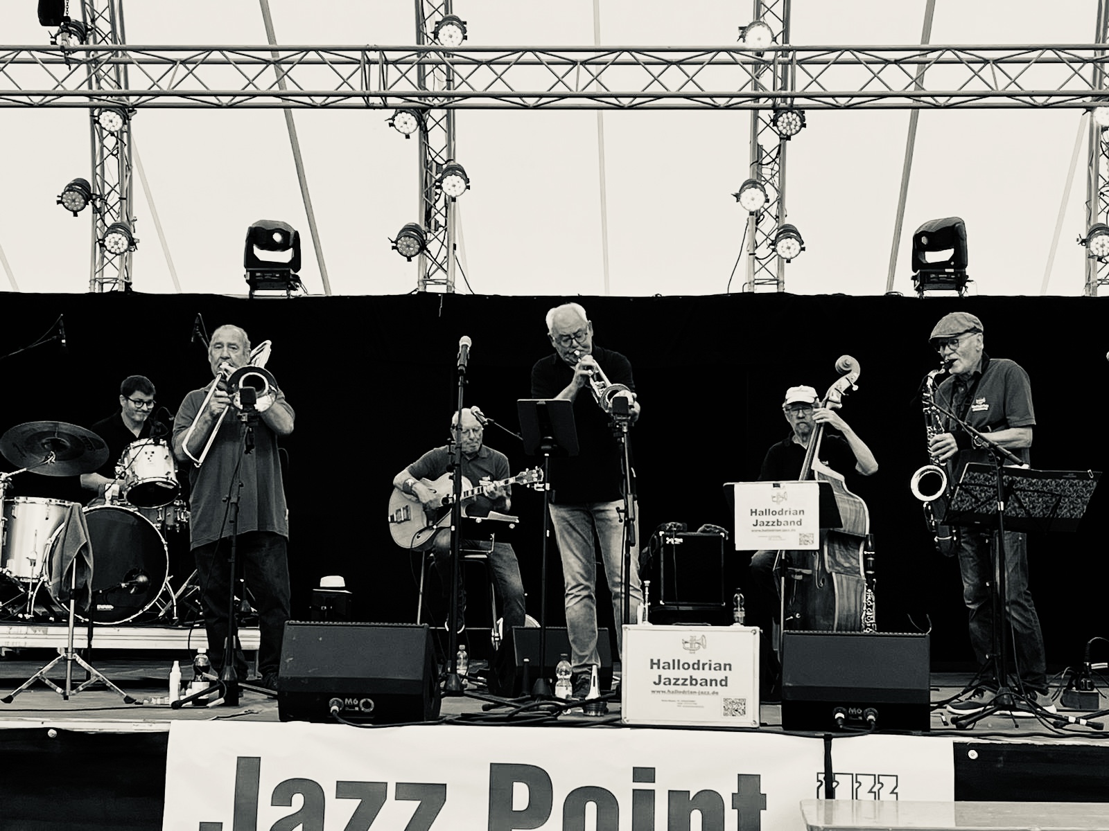 Hallodrian Jazzband - Landesgartenschau Wangen, Sparkassen-Kulturb�hne, 18.08.2024 mit Uli Hofmann (cl), Hans Helbig (tb), Harald Hoffmann (b), Reiner Barann (bj/guit), Gerolf Stitzenberger (dr) und Norbert Blank (tp/flh)